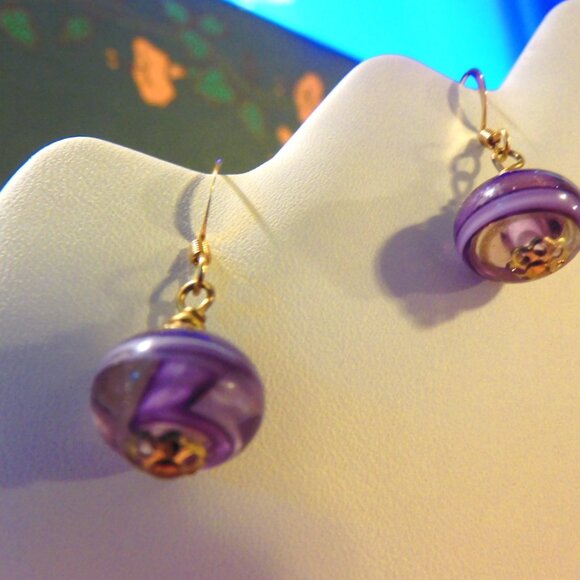 NEW - BEAUTIFUL HAND-BLOWN PURPLE GLASS SWIRL EARRINGS - Picture 2 of 5